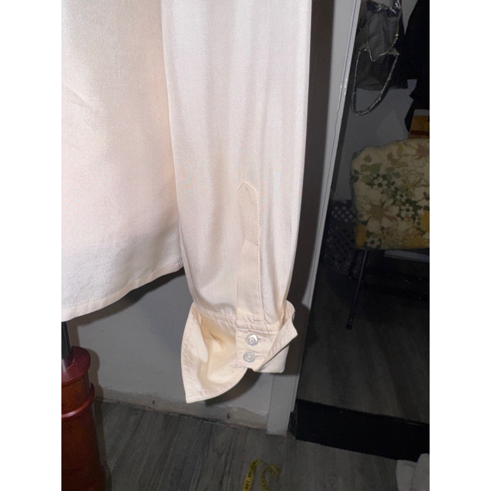 Long sleeve blouse cream colored 100% silk. To fit bust 38 inches. Yeager London - Picture 6 of 14